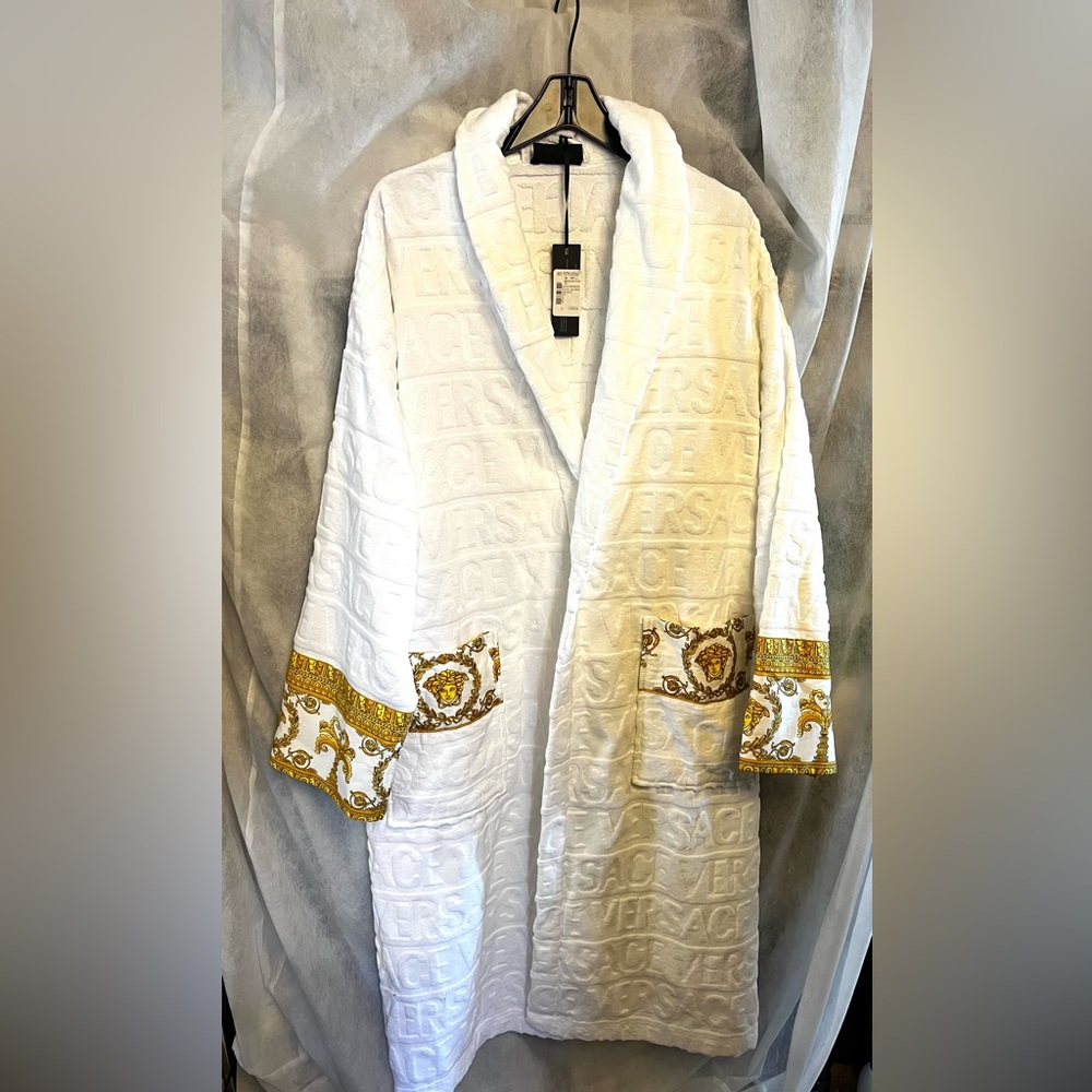 Versace

Logo Baroque Bathrobe